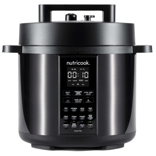 زودپز چندکاره نوتریکوک مدل SP204K با ظرفیت 6 لیتر، توان 1000 وات، درب هوشمند Smart Lid، قابلیت تأخیر در شروع، برنامههای پخت متنوع شامل آرامپز، بخارپز، سوپساز و ماستساز، ظرف داخلی استیل ضد زنگ 304 و صفحه نمایش LED