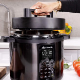 زودپز چندکاره نوتریکوک مدل SP204K با ظرفیت 6 لیتر، توان 1000 وات، درب هوشمند Smart Lid، قابلیت تأخیر در شروع، برنامههای پخت متنوع شامل آرامپز، بخارپز، سوپساز و ماستساز، ظرف داخلی استیل ضد زنگ 304 و صفحه نمایش LED