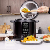 زودپز چندکاره نوتریکوک مدل SP204K با ظرفیت 6 لیتر، توان 1000 وات، درب هوشمند Smart Lid، قابلیت تأخیر در شروع، برنامههای پخت متنوع شامل آرامپز، بخارپز، سوپساز و ماستساز، ظرف داخلی استیل ضد زنگ 304 و صفحه نمایش LED