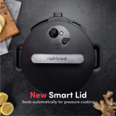 زودپز چندکاره نوتریکوک مدل SP204K با ظرفیت 6 لیتر، توان 1000 وات، درب هوشمند Smart Lid، قابلیت تأخیر در شروع، برنامههای پخت متنوع شامل آرامپز، بخارپز، سوپساز و ماستساز، ظرف داخلی استیل ضد زنگ 304 و صفحه نمایش LED