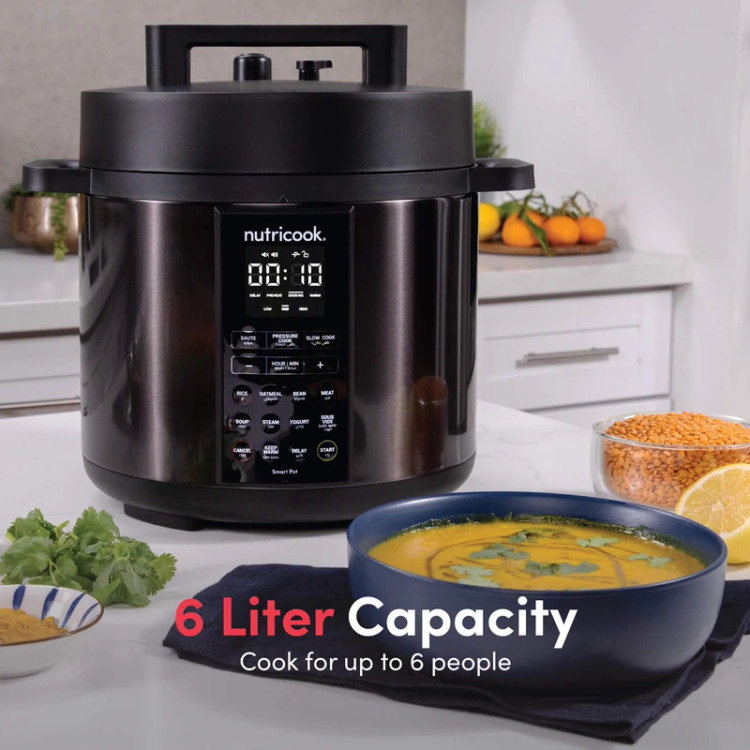 زودپز چندکاره نوتریکوک مدل SP204K با ظرفیت 6 لیتر، توان 1000 وات، درب هوشمند Smart Lid، قابلیت تأخیر در شروع، برنامههای پخت متنوع شامل آرامپز، بخارپز، سوپساز و ماستساز، ظرف داخلی استیل ضد زنگ 304 و صفحه نمایش LED